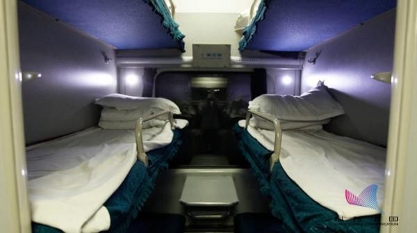  过道@火车上睡卧铺，头该朝窗还是过道？多数人做错