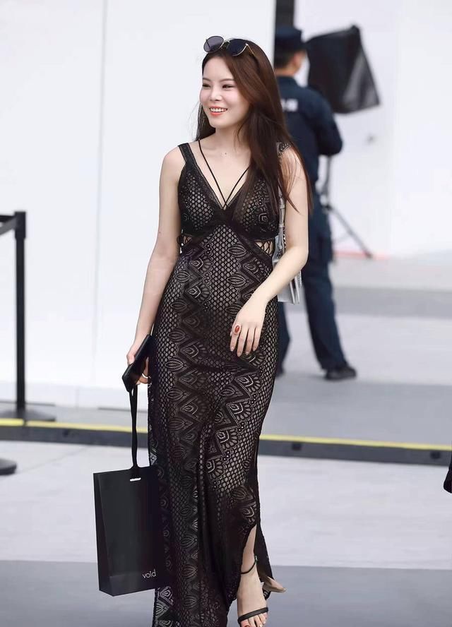  『连衣裙』时尚街拍：带著浓厚小女子气场的漂亮美女，搭一袭灰黑色镂空雕花长连衣裙，高贵典雅