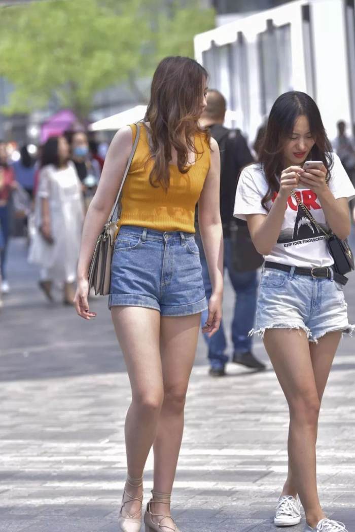 靓丽街拍: 丰腴牛仔短裤美女, 身材高挑轮廓好, 高出闺蜜一个头!