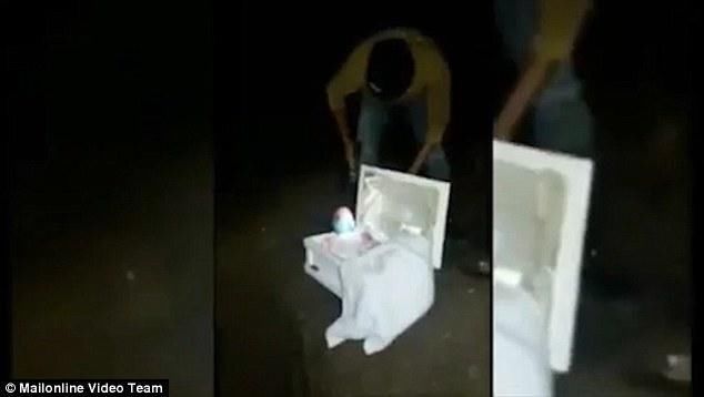 女友假装怀孕谎称孩子死了 伤心爸爸开棺验尸惊见“塑料洋娃娃”