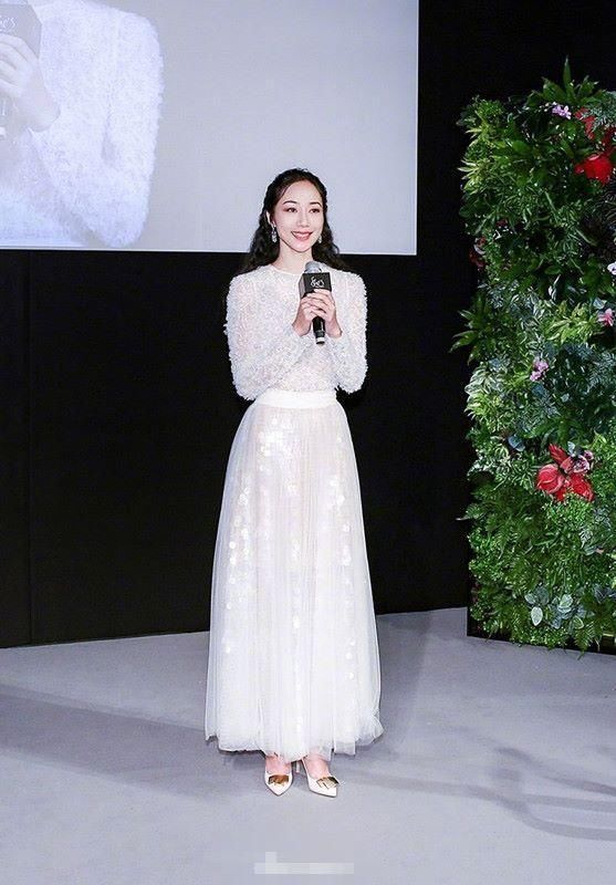 韩雪也飘了!手撕裙造型现身机场，竟然还有点意外的好看!