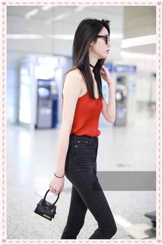 当奚梦瑶和昆凌同穿吊带衫,网友直呼:超模嫩模果然不可同日而语