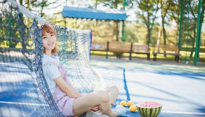 可爱西瓜少女网球场甜美阳光写真图片