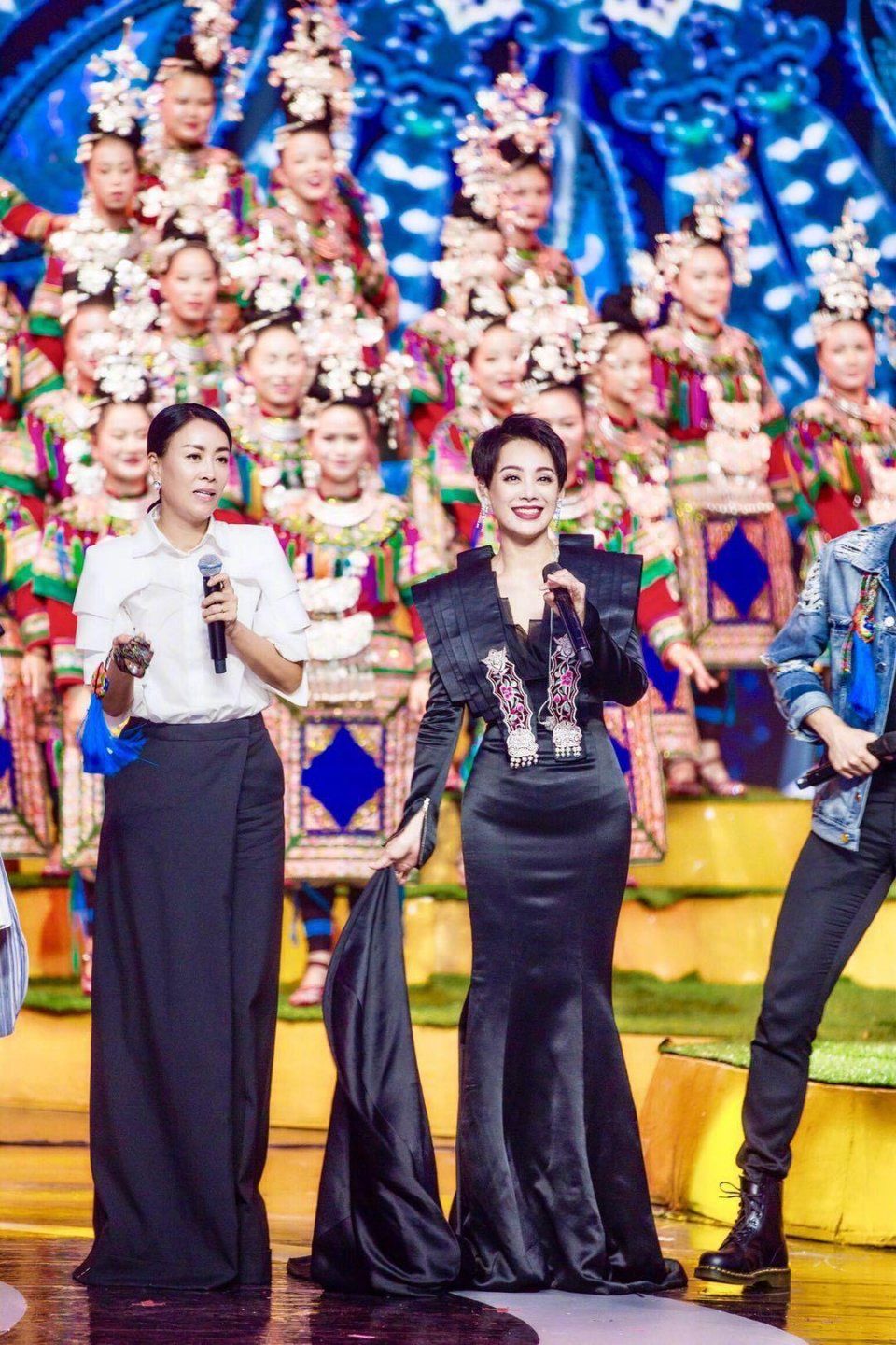 宁静这么紧的裙子也硬穿，不想勒出小肚子，网友:真是一秒尴尬了