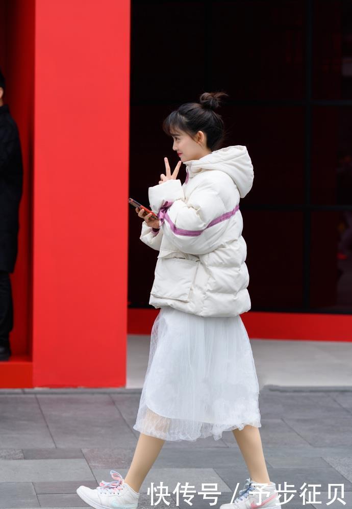  女人■街拍：三十岁左右的女人，入春外套买精不买多，8件百搭款适合你