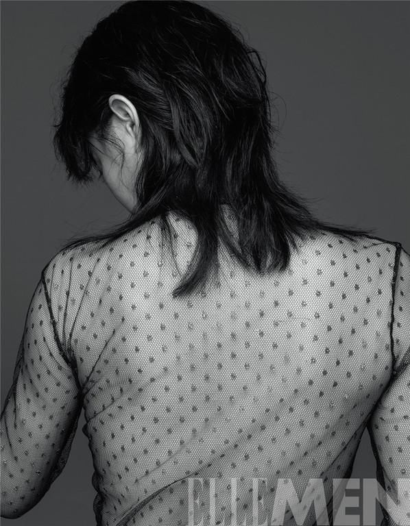 《延喜》高贵妃卸浓妆穿DIOR、PRADA拍时尚大片，难得秀美背