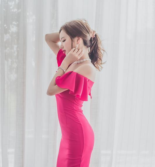 连衣裙|李妍静,一件玫红色的斜肩连衣裙