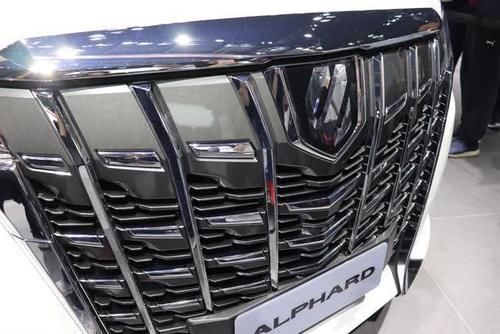  『丰田』有钱人的大玩具，家用选雷克萨斯LM还是丰田埃尔法？