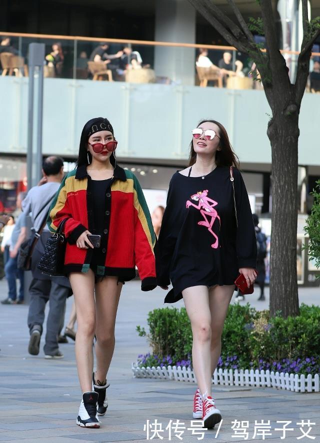 小腿|路人街拍:美女露出一截穿着肉色丝袜的小腿,性感大气