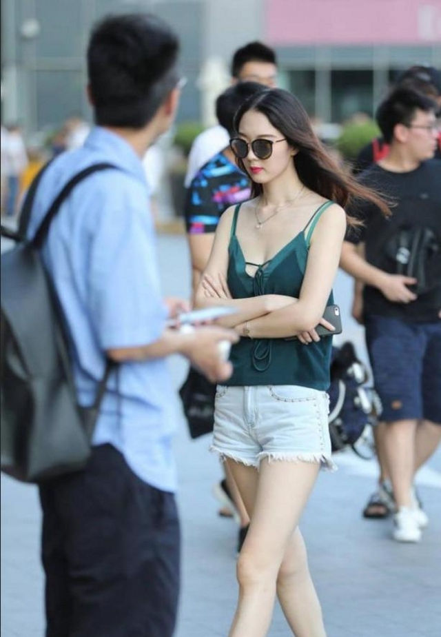  『美女』路人街拍,美女婉约动人,牛仔短裤搭配短款的上衣,显瘦又显高