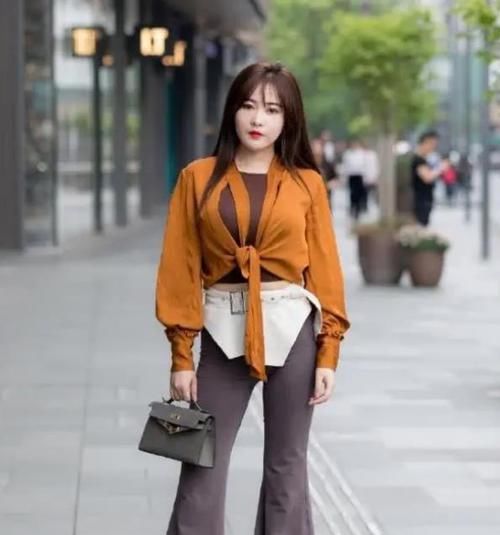  【妩媚】美女时尚街拍：芳菲妩媚的美女，一件卡其色连衣裙外搭浅色外套，时尚大气