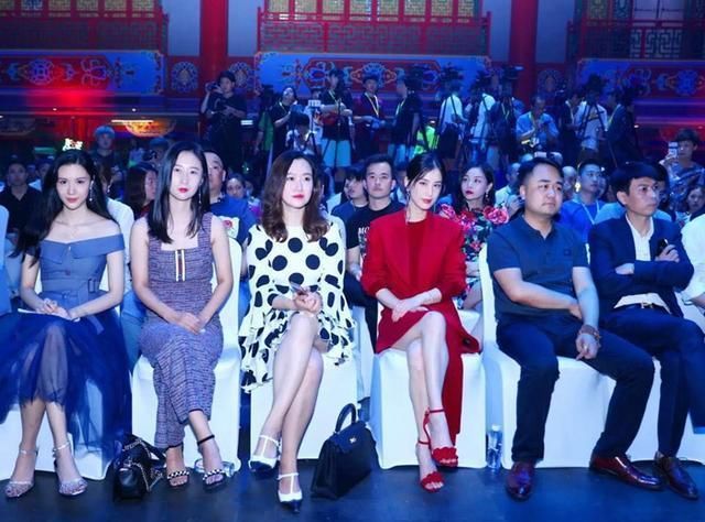 黄圣依厉害了！好好的裙子非要剪掉一边，网友：难怪要穿件外套