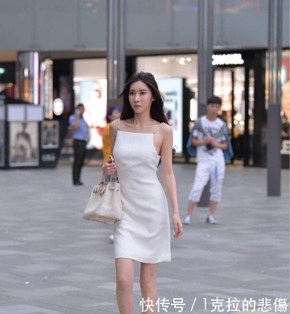街拍 女神级小姐姐穿大露背连衣裙, 一转身杀伤力真的太大了!