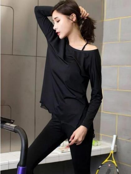 穿紧身喇叭裤小姐姐，秀出优美的身姿显得很美很迷人！