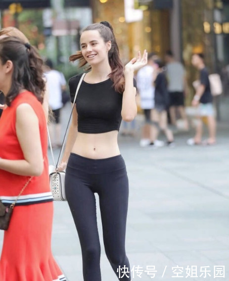 气质外国妞紧身裤秀出曼妙身姿，用实力诠释什么叫“小蛮腰”