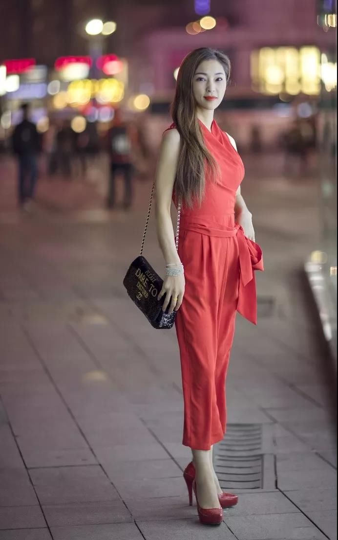 街拍路人，三款不一样的鞋子穿搭对比，在夏天拖鞋明显更受人喜爱