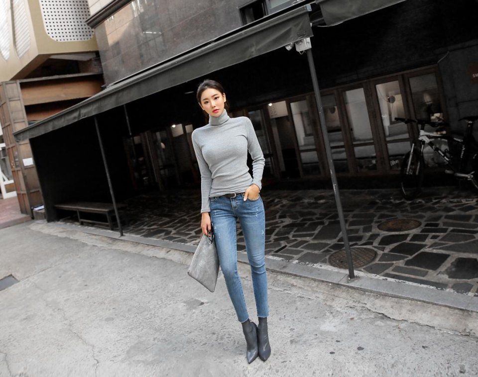 街拍 孤傲的紧身牛仔裤美女，气质不凡!