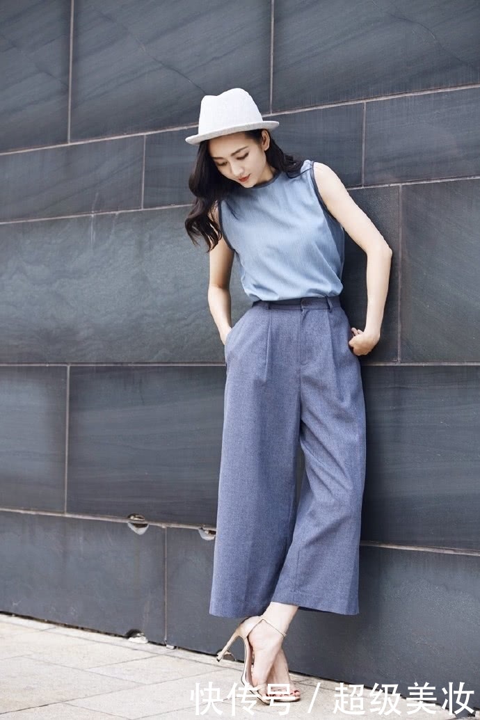 王鸥这阔腿裤也太大了！裤管宽到都能钻进一个人，网友：这才凉爽