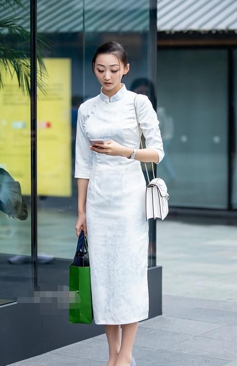  『位美女身』街拍：小姐姐一款白色的旗袍，脚踩一双蓝色的浅口高跟鞋，很迷人