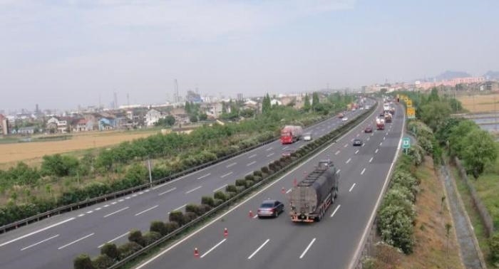 中国首条不限速高速公路诞生, 全程随便跑, 土豪: 总算没白等
