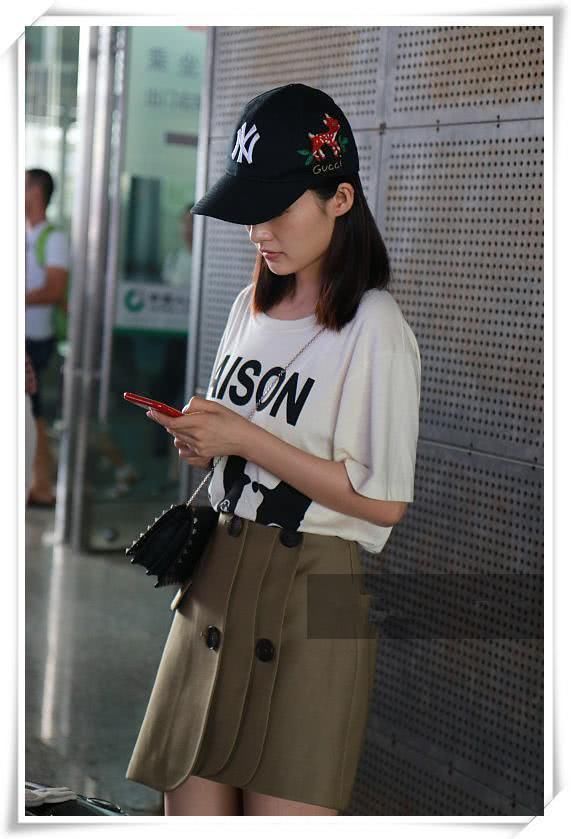 素颜我只服李沁!脸上雀斑看的一清二楚，网友:好歹打扮下再出来