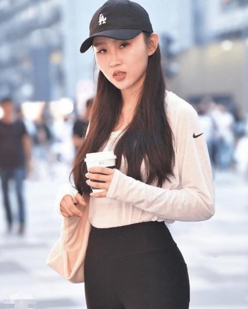  「显身材」潮流速递，路人街拍，美女精致时尚，穿灰色的吊带连衣裙，充满御姐范