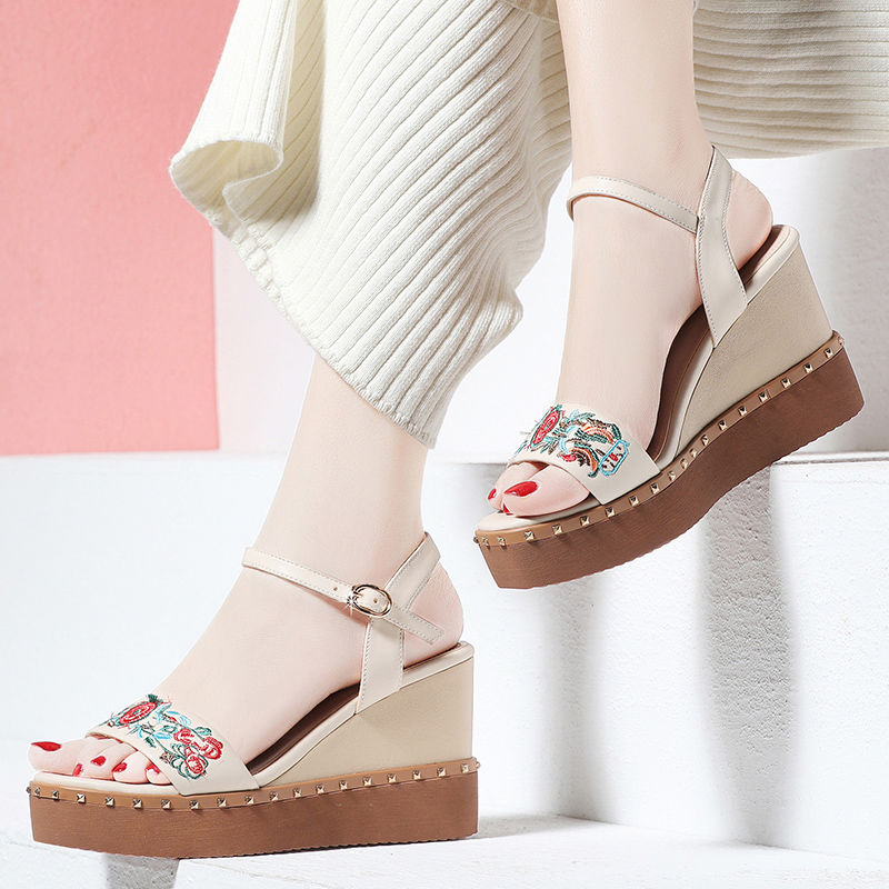 妈妈们不敢穿高跟鞋，但是走不稳?穿上这6双坡跟凉鞋，更显修长