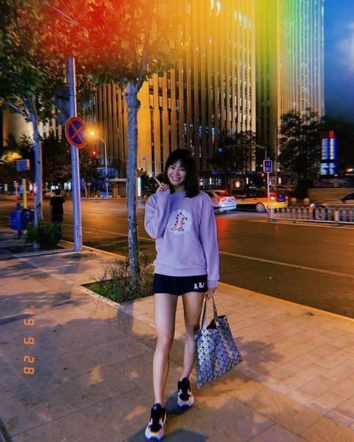 比例:身高一米八的高个美女,拥有不加任何特效的大长腿,身材比例完美