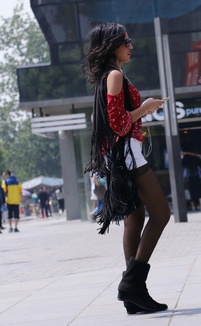 街拍:白色紧身热裤黑丝袜美眉，你的城市因你而美好?