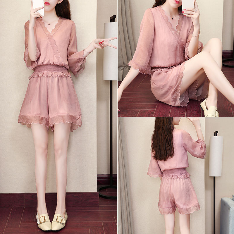 别一成不变的穿裙子了!如今流行的洋气套装火到离谱,美上添嫩