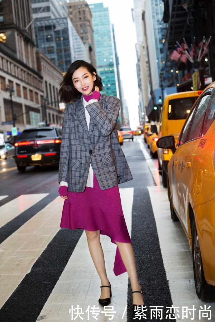 温雅穿露脐装秀身材，大长腿遮不住，网友：这腿我服了！