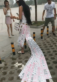 姑娘，你这件衣服可花了不少心思吧！穿出了女王的气质