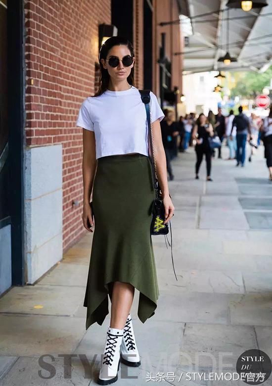 不一样的半裙配T恤,很简单却能美一整个夏天!