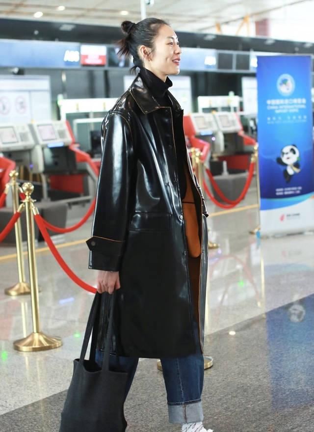  没错@春季换件风衣吧，今年流行复古皮风衣，跟刘雯学肯定没错