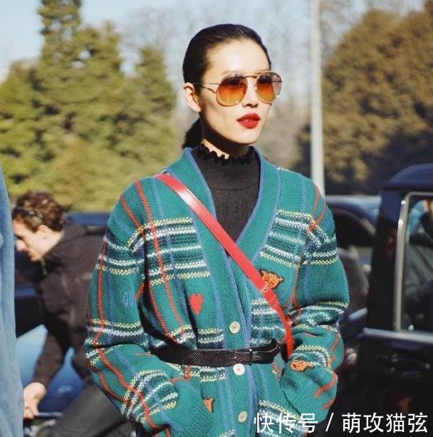 穿搭■刘雯时装周后街拍,大花袄配阔腿裤穿出时尚感,浓妆更是靓丽