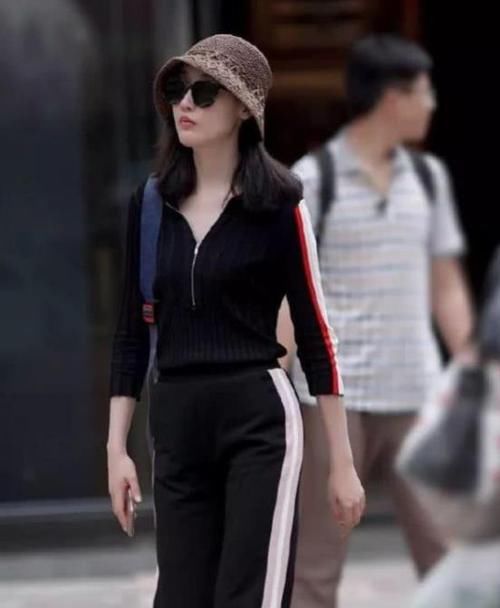  『美女』街拍：艳若桃李的美女，一件黑色上衣配短裙，时尚优雅气质