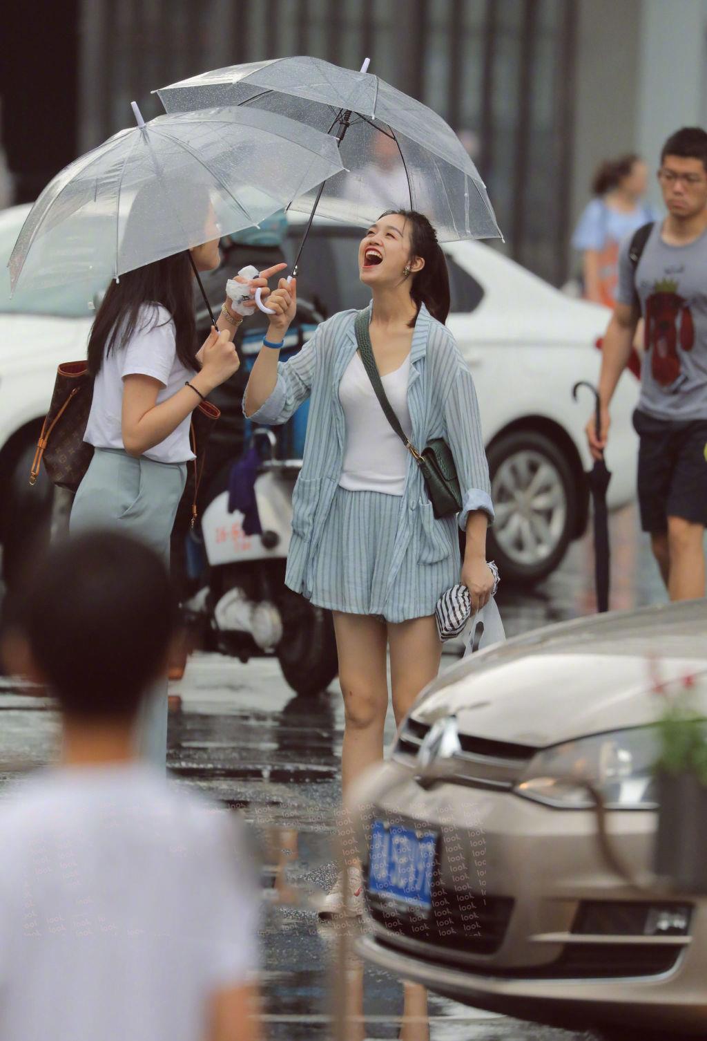 街拍:图1连衣裙美女,图3紧身裤美女,图7美女清纯可人