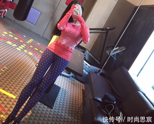 紧身打底裤：甜美可爱的装扮，显得身材特别苗条！