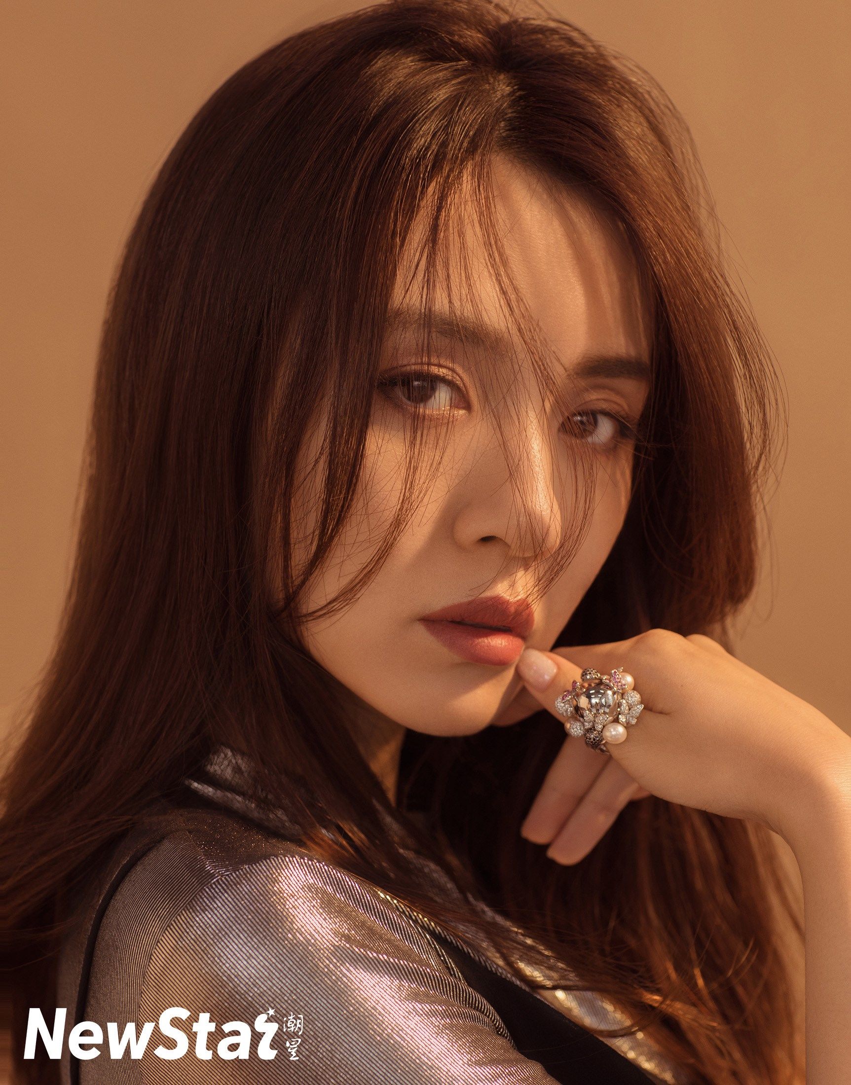 人气演员王晓晨再出时尚大片 完美身材曲线凹凸有致