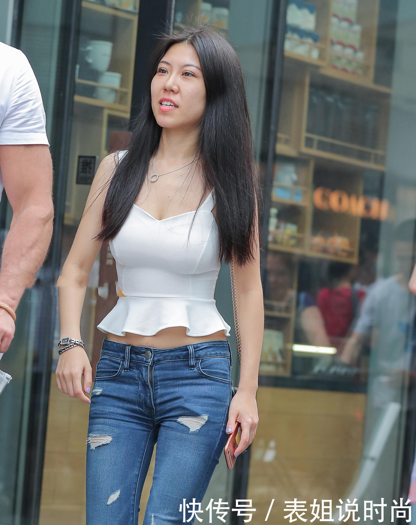 婴儿肥小姐姐和男友一起出街,牛仔短裤尽显苗条身材,莲花衣摆的