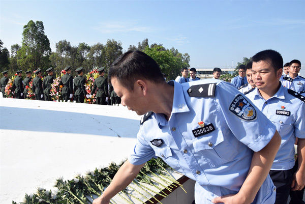  革命烈士：八所边检站参加纪念解放海南70周年向革命烈士敬献花篮仪式