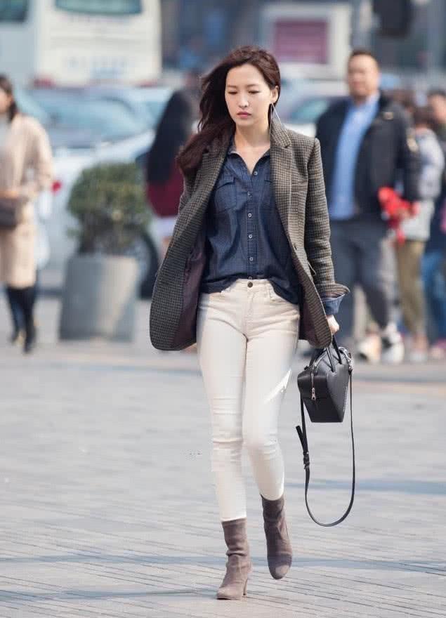  『大方』街拍：时髦大方的时尚美女，牛仔装的搭配潇洒又气派，休闲又不失女人味