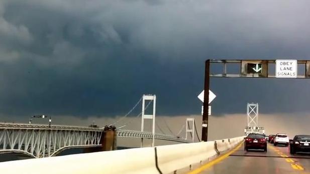 国外最“吓人”大桥，65米高不设路肩，发生意外就会坠入大海