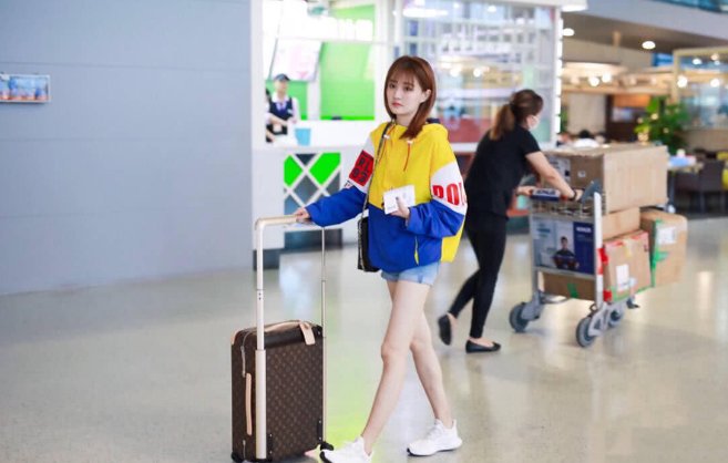 徐璐现身某机场,身穿外套加短裤大秀长腿