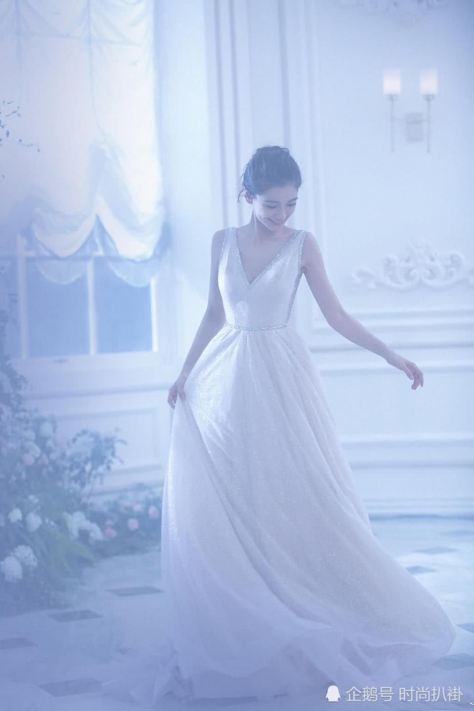 杨颖这件吊带裙不仅深V，前后左右都“开叉”，网友:真是大胆!