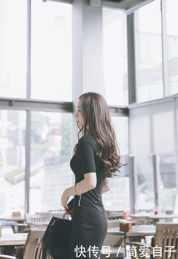 「 真好」开叉黑裙衬托妩媚身姿，真好看，街拍：冷艳又精致的气质美女