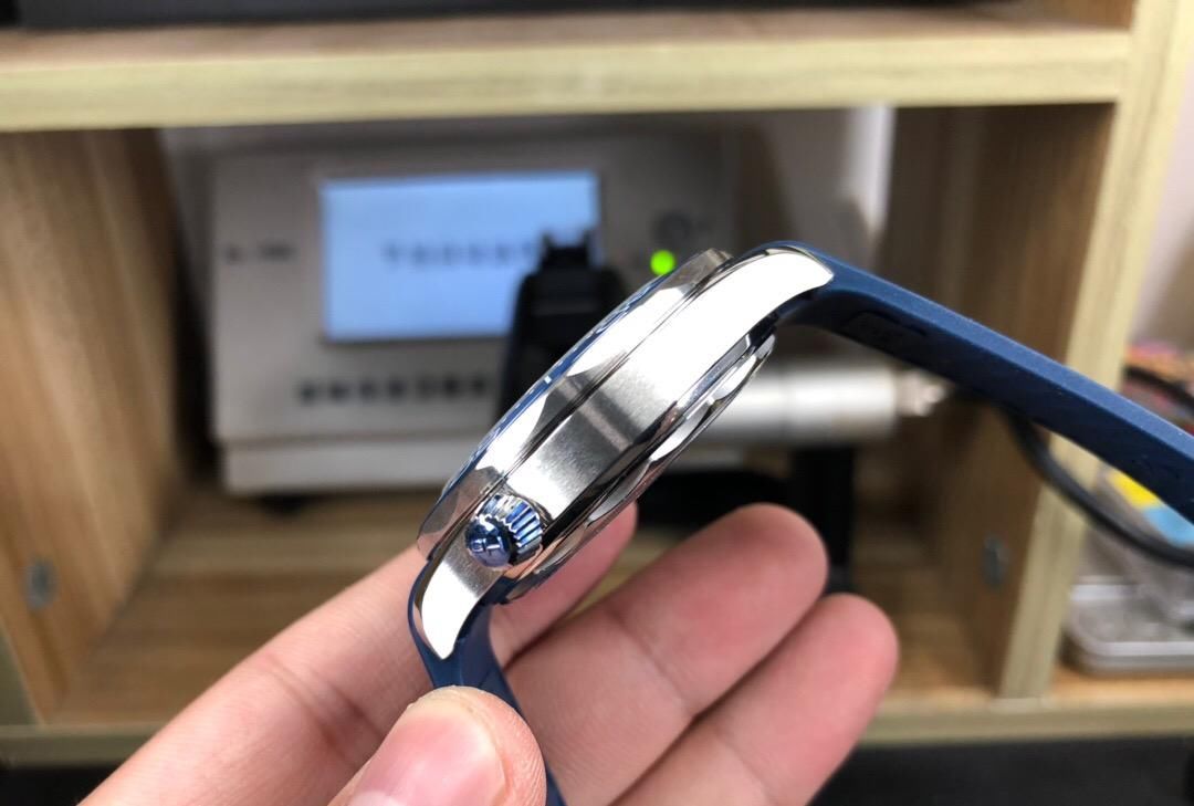  欧米茄：看颜色就知道是一款无敌的潜水表，新海马300，表迷们快进来看看