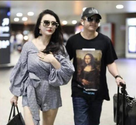 冉莹颖穿深V装现身,却频频用手遮挡事业线,网友:敢穿不敢露啊