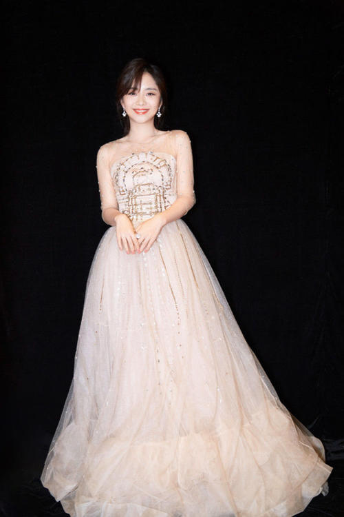 谭松韵穿薄纱遮大长腿,一转身大秀美背,一根带子带出小性感!