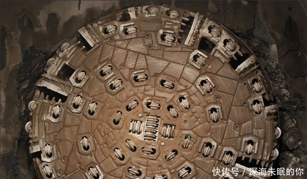  炸弹@深处地下2400米的铁路，耗资920亿，炸弹都没办法，不是我